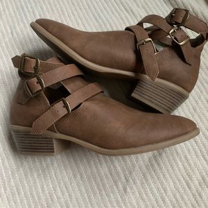 Super cute tan booties